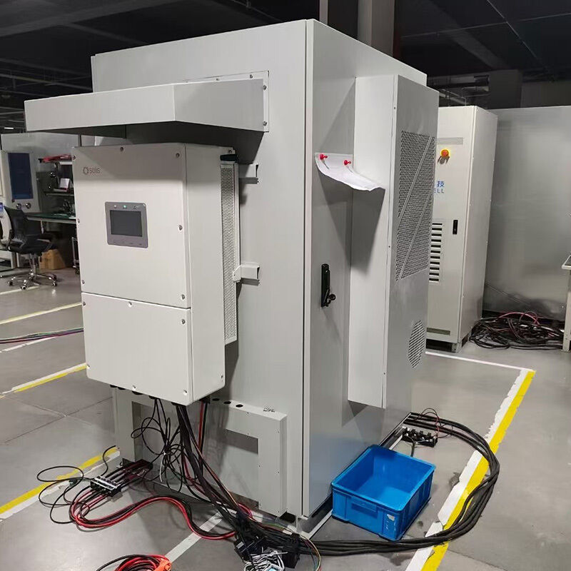 Außenbatteriefach mit Gleichspannungsüberspannungsschutz Modulares skalierbares Design für die Energiespeicherung