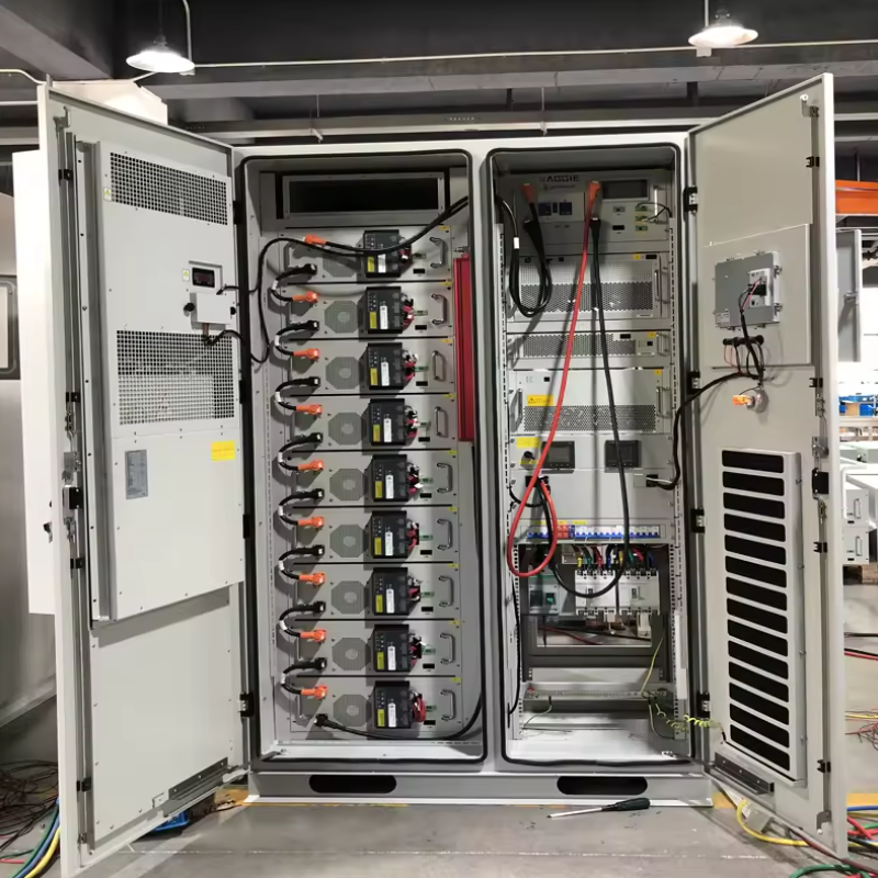 Batterie-Außenschrank mit 204–768 Volt Systemnennspannung und 64–241 Kilowattstunden elektrischer Energie mit Schutzart IP54